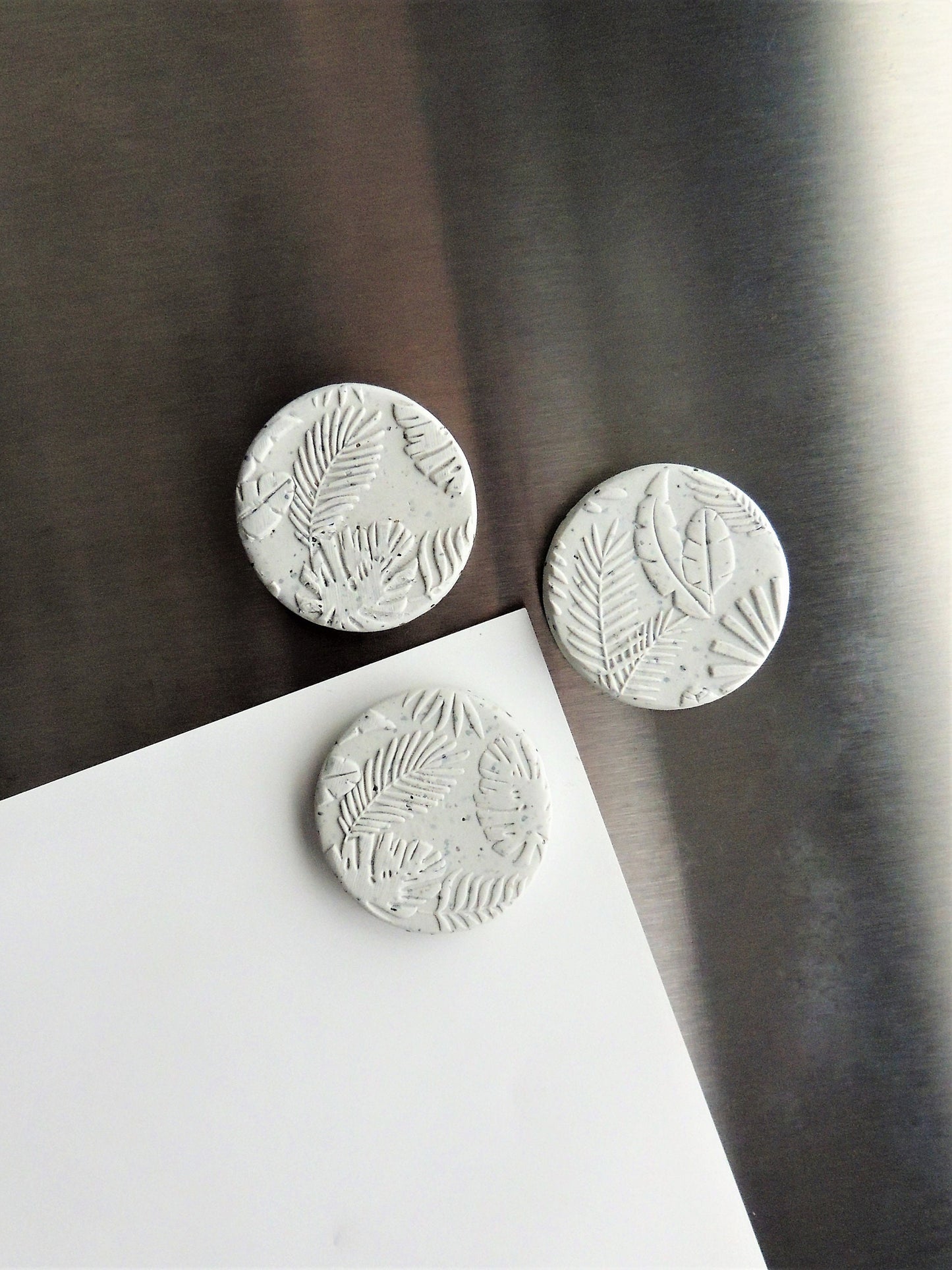 magnet with tropical leaf pattern, botanical