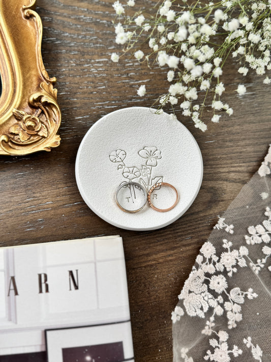 Mom’s Bouquet Birth Flower Personalized Ring Dish